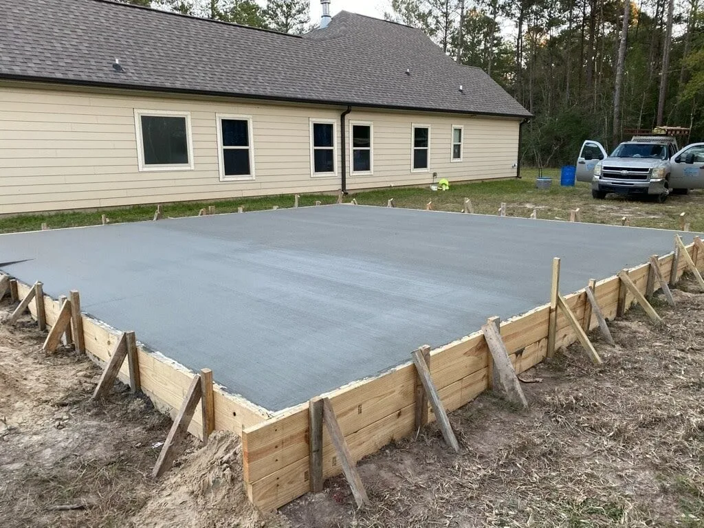 Fresh concrete slab finishing